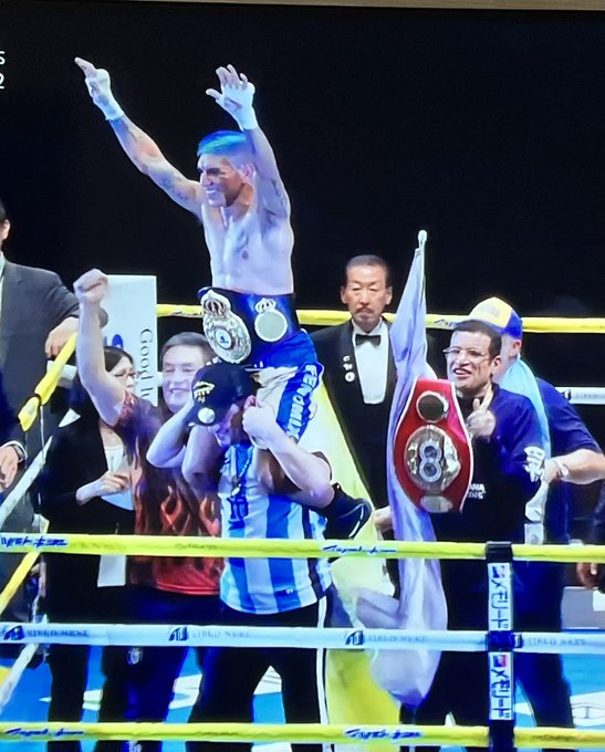 WalterVerst's tweet photo. #Boxeo:
Fernando #pumita" #Martinez es el nuevo campeón le ganó por puntos a Kazuto Ioka en #Japón 
116-112, 117-111 y 120-108, las tarjetas que le dieron la victoria al Pupilo del chino Maidana el actual campeón unifica con éxito los campeonatos AMB y FIB de peso #Supermosca https://t.co/Q1Pj1oH6Af