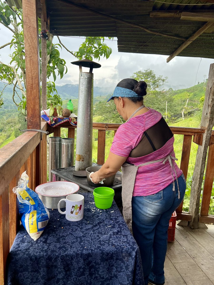 FettesCAS's tweet image. Last Thursday a group of students learned how to make cajetas, a sweet treat from here made either with carrots or coconut, and yesterday the other group went. A great chance to interact with locals in their own home @Fettes_College
