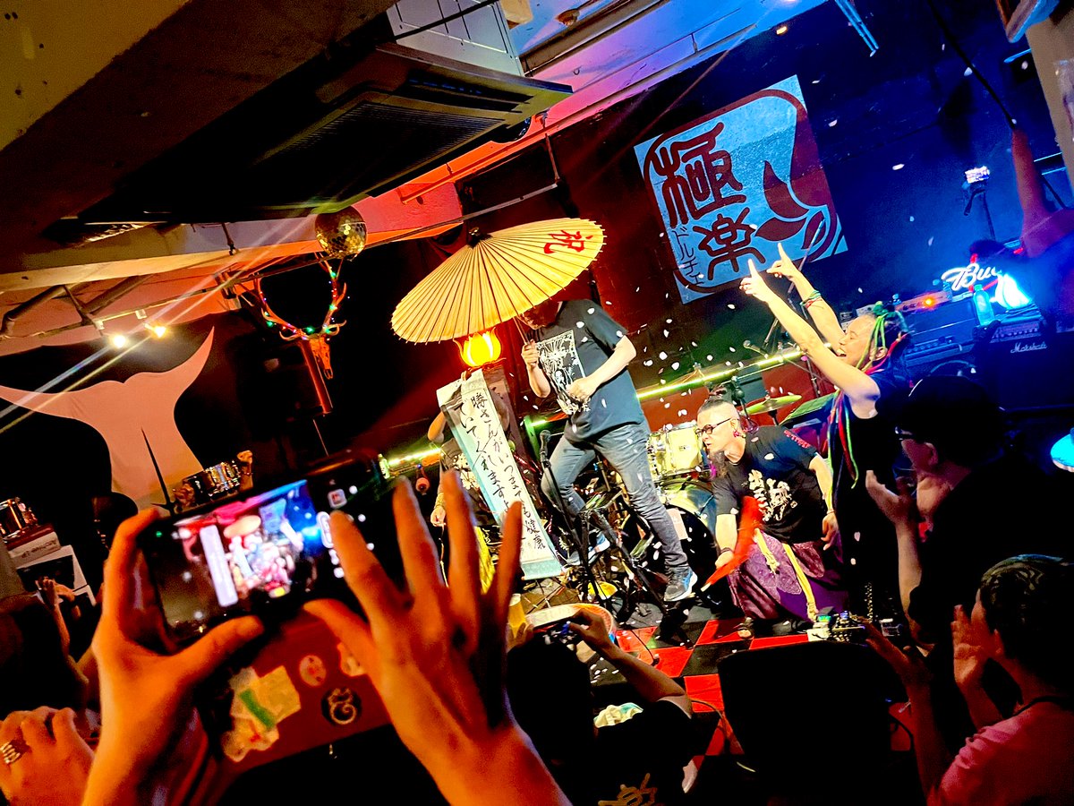 暑かった！！
シキソクゼクウ(仮)

7/7(日)新宿Azzitto1224🎸ユニット(仮)
勝盛男企画<a href="/ArxJoVL9BvFSHOT/">勝盛男</a>
<a href="/Azzitto1224/">新宿UNDERGROUND Azzitto1224 official</a>

動画👇
twitcasting.tv/yoshimisiki/mo…

セトリ👇
赤色エレヂイ
終末思想
一九九九
火の鳥(vroom cover)
ユーサネイジア
虚無

#ヒステリカヒストリア <a href="/_hys_hys_/">ヒステリカヒストリア</a>