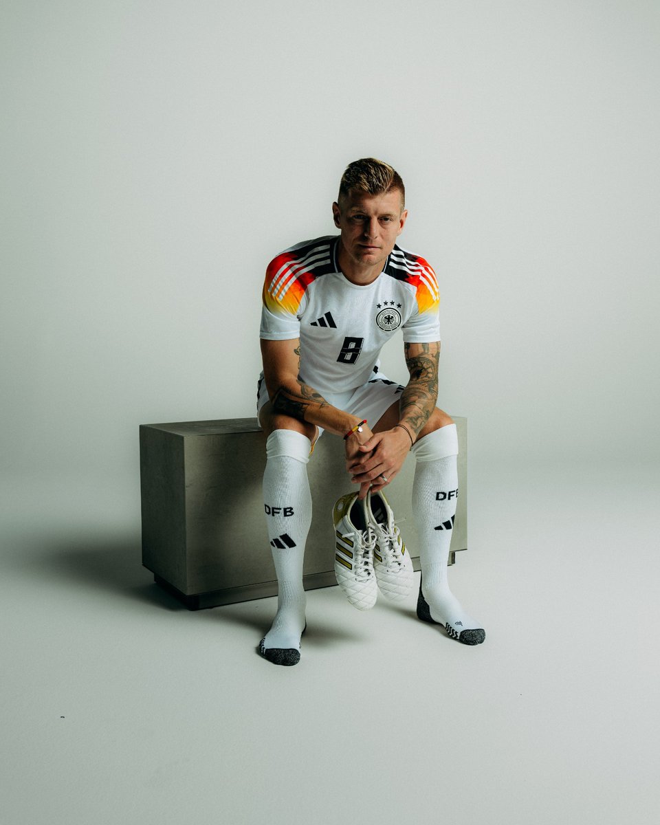 DFB_Team's tweet photo. Was für eine Reise: Wir waren zusammen ganz oben, aber auch ganz unten. Und zwischenzeitlich haben sich unsere Wege mal getrennt. Aber wir haben wieder zueinander gefunden. Für Deutschland. Und wir werden Dir immer verbunden bleiben. In Dankbarkeit für Deine einzigartigen Leistungen. In Stolz, dass wir diesen Weg gemeinsam mit Dir gehen durften. Und in tiefer Freundschaft!  

Danke für alles, Toni! 🖤❤️💛