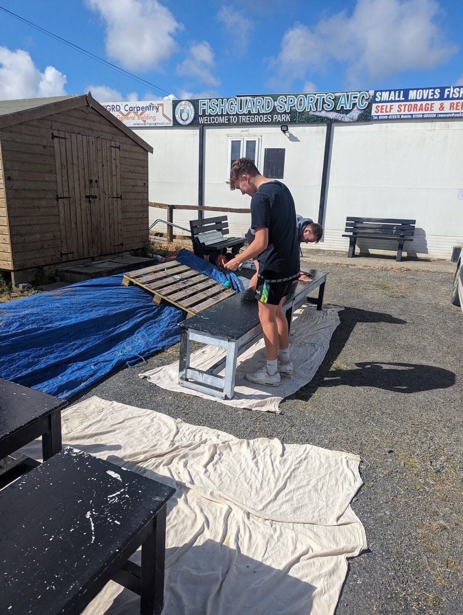 Productive day at the club!

Thanks to the lads that turned up to paint the clubhouse, strim around the ground and put up the new goal posts 

⚪🔵 #UTS