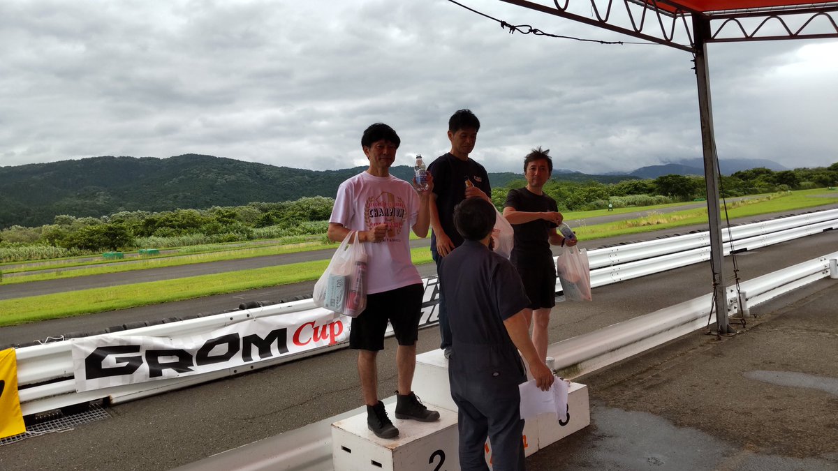 eUmwKspW6lZ6qyU's tweet photo. カートソレイユ最上川 第2戦
フリー走行 ウェット
予選 ハーフウェット
決勝ヒート1 ドライ
決勝ヒート2 2周目位から雨が降り赤旗からの中止
と天気に振り回されましたがなんとか無事に終わる事が出来ました😃
#カートソレイユ最上川
#ZECCHINI CORSE MiniGP https://t.co/GsHWfrqX7r