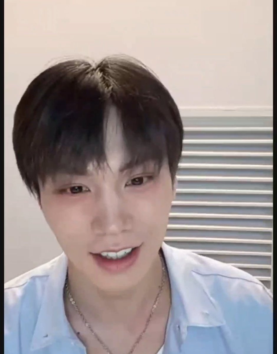reuna0213's tweet photo. 20240707 라키영통
이번 노래 안무얘기하다가 무릎, 발목걱정했더니 무릎보호대에 의존하고 있다고 벌써 무릎이 이래서 되것냐..하며 웃으면서 얘기했지만 맴찢... (도가니탕이라도 끓이주야하나)
무리하지말고 건강 챙겨가며 활동해🥲
화이팅💪
Feat.로또 번호 50번 부른 라키ㅋㅋㅋ
#라키 #ROCKEY https://t.co/0qjBcz7bPC