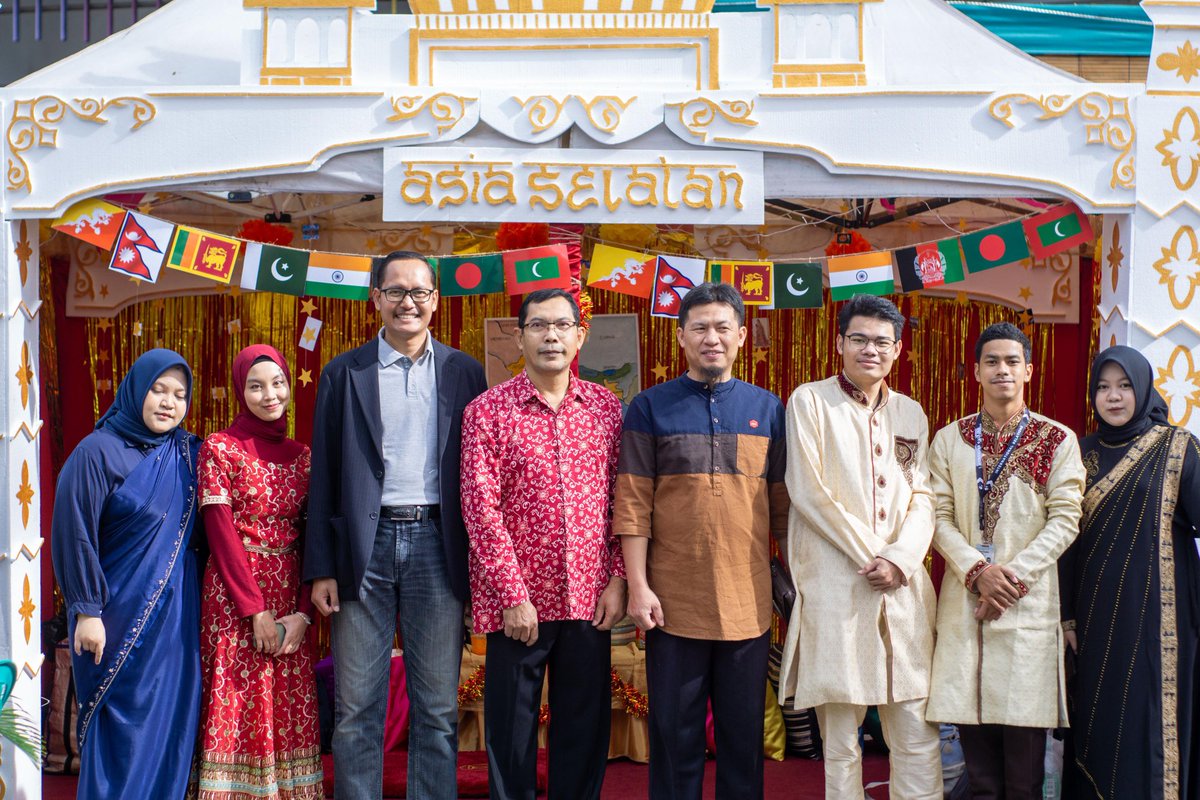 himahiumm's tweet photo. [ ATMOSPHERAL ]

Atmospheral Merupakan Praktikum dari Matakuliah Kajian Kawasan Dalam Hubungan Internasional (KKDHI). Bersama Lab HI UMM,Dan Prodi HI UMM serta Dukungan Dari Himahi UMM.Dikemas Dengan Festival Tahunan HI  yang Berisikan Stand Kawasan,Hingga Performence Kawasan. https://t.co/vQPKYlGOm4