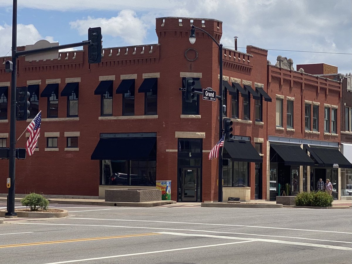 OxbowBender's tweet photo. @WeHaveWaysPod Cuzalina’s Drug Store was a popular spot to visit  for RAF pilots training at BFTS #6 in Ponca City, OK. https://t.co/1KCWKzhp87