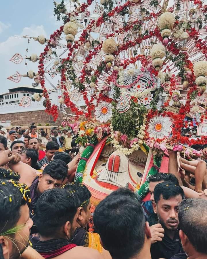 SaswatRoutroy's tweet photo. Sri Balabhadra enjoying being carried on lap like a kid by the Daitapatis and taken to his Ratha named Taladhwaja.

That smile on his face. 🥰

🚩🙏 🙏 https://t.co/Ba6f6WCbMw