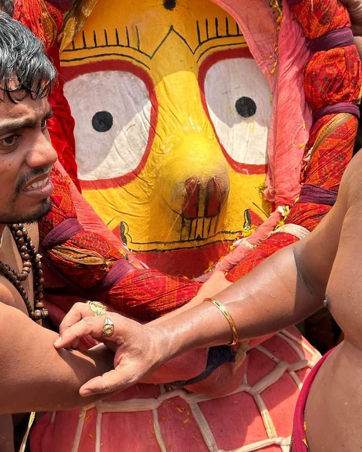 SaswatRoutroy's tweet photo. Devi Subhadra doing Phandi, and being carried on lap like a little girl by the Daitapatis and taken to her Darpadalan Ratha. 🚩🙏

She too, smiles like a baby. 🥰

 🚩🙏 https://t.co/4ZvS0svSAE