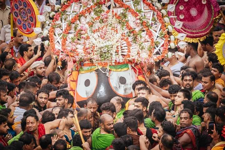 SaswatRoutroy's tweet photo. And at last dushta shiromani, mischievous Sri Jagannath gets out of Srimandira, like a kid being carried on lap by the Daitapatis and taken to his Ratha, Nandighosh.

His smile is the most naughtiest. 🥰

🚩🙏 https://t.co/eklmrv4fGX