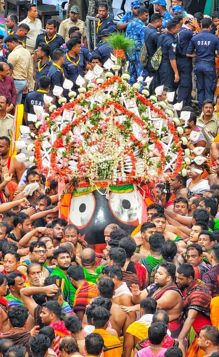 SaswatRoutroy's tweet photo. And at last dushta shiromani, mischievous Sri Jagannath gets out of Srimandira, like a kid being carried on lap by the Daitapatis and taken to his Ratha, Nandighosh.

His smile is the most naughtiest. 🥰

🚩🙏 https://t.co/eklmrv4fGX