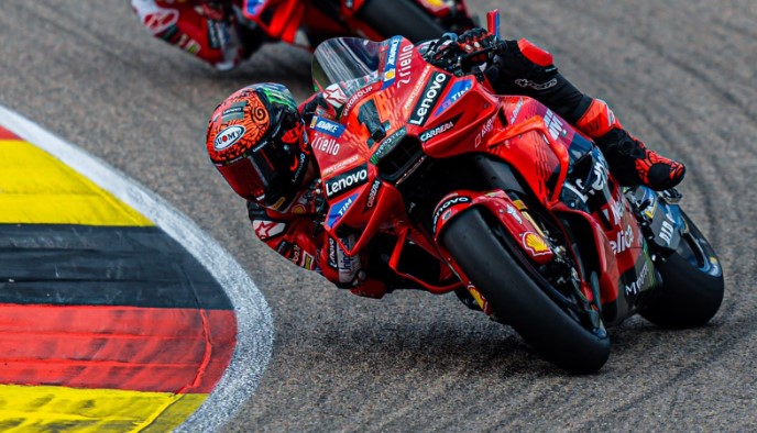 Bruce_wayne_67's tweet photo. Resultado #MotoGP #GPdeAlemania
1. Pecco Bagnaia 🇮🇹 Ducati
2. Marc Marquez 🇪🇸 Ducati
3. Alex Marquez 🇪🇸 Ducati
*Jorge Martin al suelo cuando estaba en el 1er lugar faltando solo vuelta y media*🤦🏻♂️ https://t.co/PQVMkavpFQ