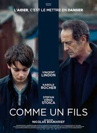 merlinpapin3's tweet photo. .@FredOL69007 Vu le film #CommeunFils de Nicolas Boukhrief (2024) avec Vincent Lindon Karole Rocher Stefan Virgil Stoica Guillaume Draux Sorin Milhai Said Aissaoui Robert Ospache Florin Ospache
Jacques Romand est un professeur de collège qui vient de quitter l'enseignement où il ne trouve se trouvait plus en phase avec sa vocation. La mort récente de sa femme l'a aussi amené à reconsidérer sa vie. Un soir qu'il faisait des courses dans son épicerie de quartier, trois jeunes agressent le caissier et s'enfuient, mais l'un d'entre eux reste en arrière et est ceinturé par Jacques qui le retient jusqu'à l'arrivée de la police. Cet épisode le trouble et il cherche à savoir ce que devient ce jeune délinquant
Vincent Lindon me désespère à faire toujours le même type de film sous-politisé qui divise même plus tellement on n’attend plus rien, le public ne suit pas et les critiques non plus
Certains peuvent apprécier l'engagement politique de l'acteur, tandis que d'autres peuvent trouver cela peu convaincant. Il en va de même pour la crédibilité du scénario, qui peut être perçue différemment en fonction des attentes de chacun.
Car il est peu crédible que la communauté Roms laisse un de leurs gamins rejoindre un homme qu’il ne connaisse pas et son intérêt obscur
Le réalisateur Nicolas Boukhrief pourtant à la tête de très bon thriller et loin du cinéma de sa revue Starfix se perd en conjoncture sociale pour être à la mode mais sans réelle conviction et le spectateur reste en dehors du film
Ah Vincent Lindon fait la gueule (bon c’est une habitude !