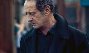 merlinpapin3's tweet photo. .@FredOL69007 Vu le film #CommeunFils de Nicolas Boukhrief (2024) avec Vincent Lindon Karole Rocher Stefan Virgil Stoica Guillaume Draux Sorin Milhai Said Aissaoui Robert Ospache Florin Ospache
Jacques Romand est un professeur de collège qui vient de quitter l'enseignement où il ne trouve se trouvait plus en phase avec sa vocation. La mort récente de sa femme l'a aussi amené à reconsidérer sa vie. Un soir qu'il faisait des courses dans son épicerie de quartier, trois jeunes agressent le caissier et s'enfuient, mais l'un d'entre eux reste en arrière et est ceinturé par Jacques qui le retient jusqu'à l'arrivée de la police. Cet épisode le trouble et il cherche à savoir ce que devient ce jeune délinquant
Vincent Lindon me désespère à faire toujours le même type de film sous-politisé qui divise même plus tellement on n’attend plus rien, le public ne suit pas et les critiques non plus
Certains peuvent apprécier l'engagement politique de l'acteur, tandis que d'autres peuvent trouver cela peu convaincant. Il en va de même pour la crédibilité du scénario, qui peut être perçue différemment en fonction des attentes de chacun.
Car il est peu crédible que la communauté Roms laisse un de leurs gamins rejoindre un homme qu’il ne connaisse pas et son intérêt obscur
Le réalisateur Nicolas Boukhrief pourtant à la tête de très bon thriller et loin du cinéma de sa revue Starfix se perd en conjoncture sociale pour être à la mode mais sans réelle conviction et le spectateur reste en dehors du film
Ah Vincent Lindon fait la gueule (bon c’est une habitude !