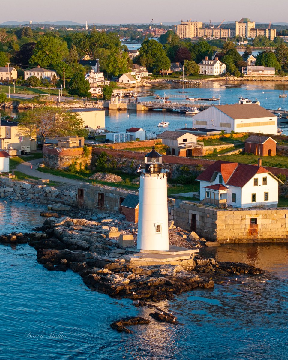 Lighthouse Hunter tweet media