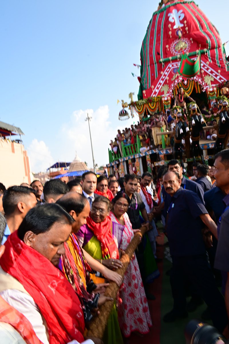 DDNewsOdia's tweet image. ରଥ ଟାଣିଲେ ରାଷ୍ଟ୍ରପତି ଦ୍ରୌପଦୀ ମୁର୍ମୁ । ତାଙ୍କ ସହ ରାଜ୍ୟପାଳ ରଘୁବର ଦାସ, ମୁଖ୍ୟମନ୍ତ୍ରୀ ମୋହନ ଚରଣ ମାଝୀ ମଧ୍ୟ ରଥ ଟାଣିଛନ୍ତି । #RathaJatra #PuriDham @rashtrapatibhvn @GovernorOdisha @MohanMOdisha @CMO_Odisha