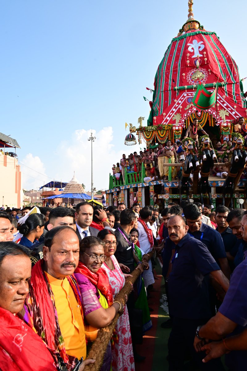 DDNewsOdia's tweet image. ରଥ ଟାଣିଲେ ରାଷ୍ଟ୍ରପତି ଦ୍ରୌପଦୀ ମୁର୍ମୁ । ତାଙ୍କ ସହ ରାଜ୍ୟପାଳ ରଘୁବର ଦାସ, ମୁଖ୍ୟମନ୍ତ୍ରୀ ମୋହନ ଚରଣ ମାଝୀ ମଧ୍ୟ ରଥ ଟାଣିଛନ୍ତି । #RathaJatra #PuriDham @rashtrapatibhvn @GovernorOdisha @MohanMOdisha @CMO_Odisha