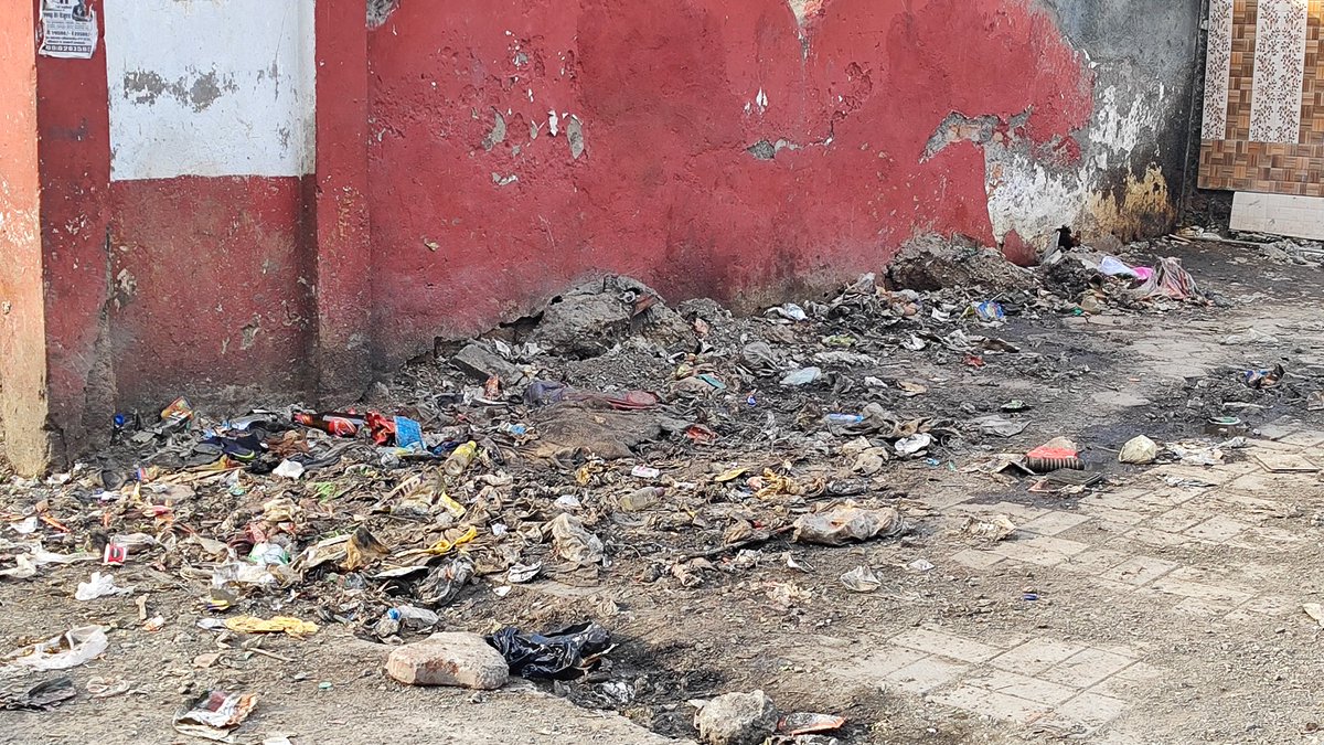 rockme26's tweet image. Day 2 cleaning reality of #Ujjain 
railway station  garbage,dirt and pathetic cleaning welcomes you.
@PMOIndia @narendramodi 
Modi ji this how #Swach Bharat condition under @RailMinIndia @WesternRly under @RatlamDRM
Still no proper cleaning even after yesterday's request.