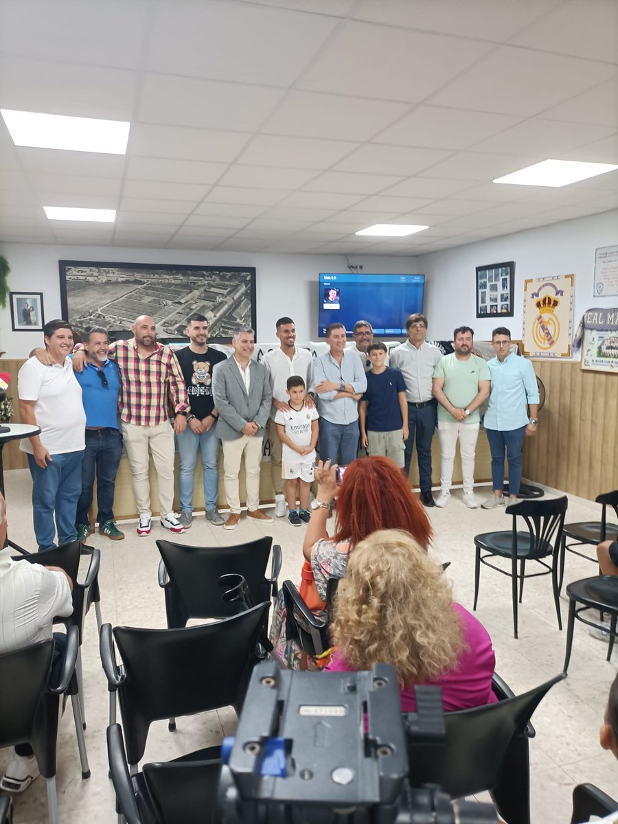 Nuestra junta directiva junto a nuestro jugador Daniel Ceballos Fernández,
Gracias por acudir al acto y estar con nosotros en esa convivencia.
<a href="/DaniCeballos46/">Daniel Ceballos</a>