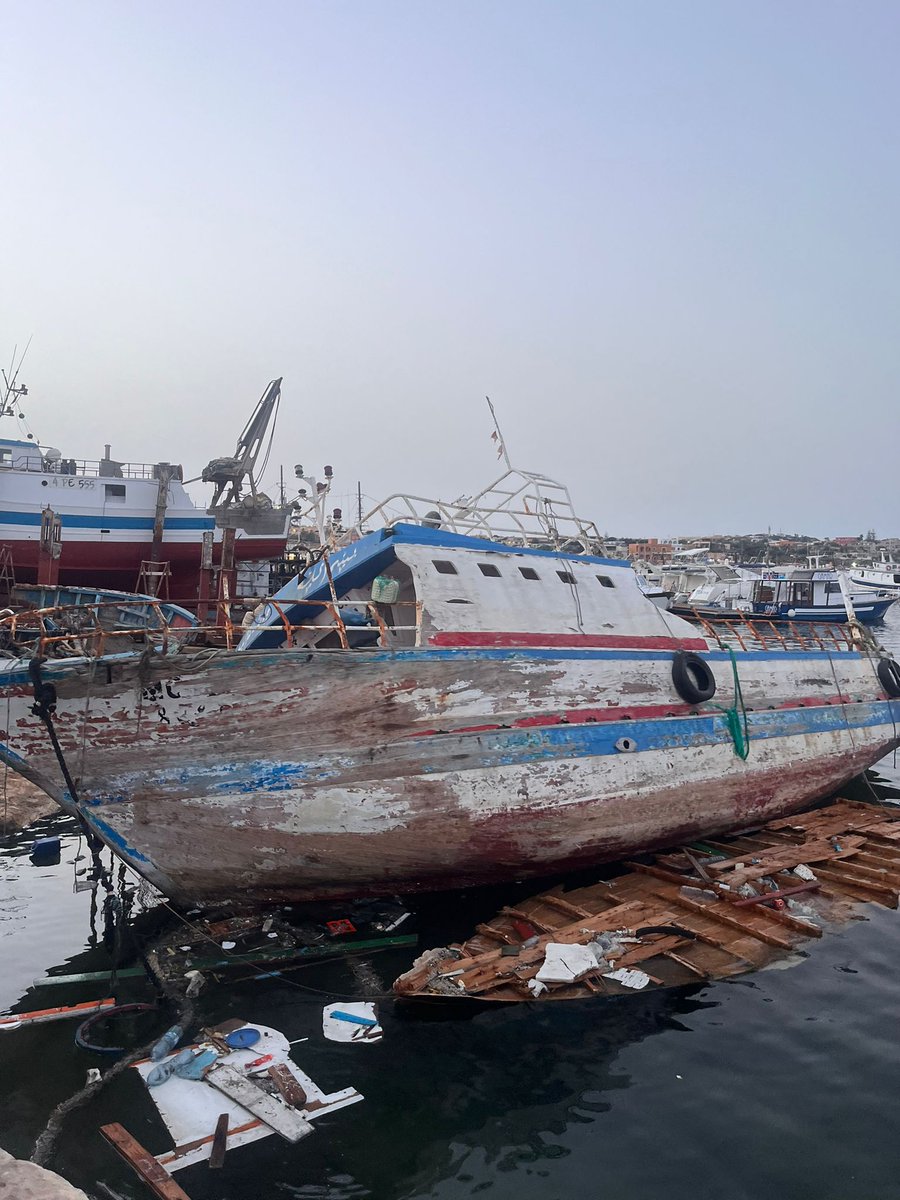 Stanotte a #Lampedusa sono approdati i superstiti di 2 naufragi. Una barca era partita dalla Libia, una dalla Tunisia. Risultano ancora 5 #dispersi. L'emergenza è quella delle persone respinte in mare o trattenute in luoghi di confine che non vediamo, mentre i #morti aumentano.