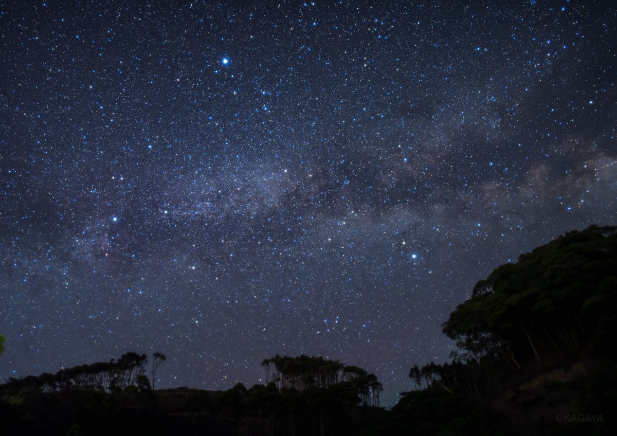 先ほど撮影した七夕の星と天の川です。
写真上の星が織姫星（こと座のベガ）
写真右下の星が彦星（わし座のアルタイル）
その間を左右に流れる淡い光の帯が天の川です。
七夕の夜空、満天の星です。
（宮崎県にて撮影）