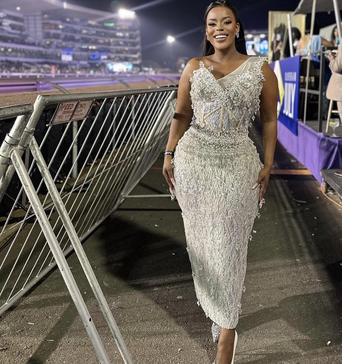 maphephaa's tweet photo. Drama at Durban July, Eva Modika VS Dineo Molosisane 🧵 https://t.co/rjDDKNiYHD