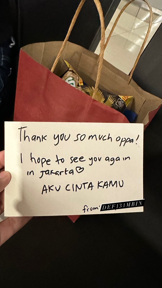 def131mbin's tweet image. Safe flight Ahn Bo Hyun oppa🫶🏻
Thank you for took my gift, hope to see you again next time🫶🏻
#AhnBoHyun #HelloJakarta #AhnBoHyunJKT
