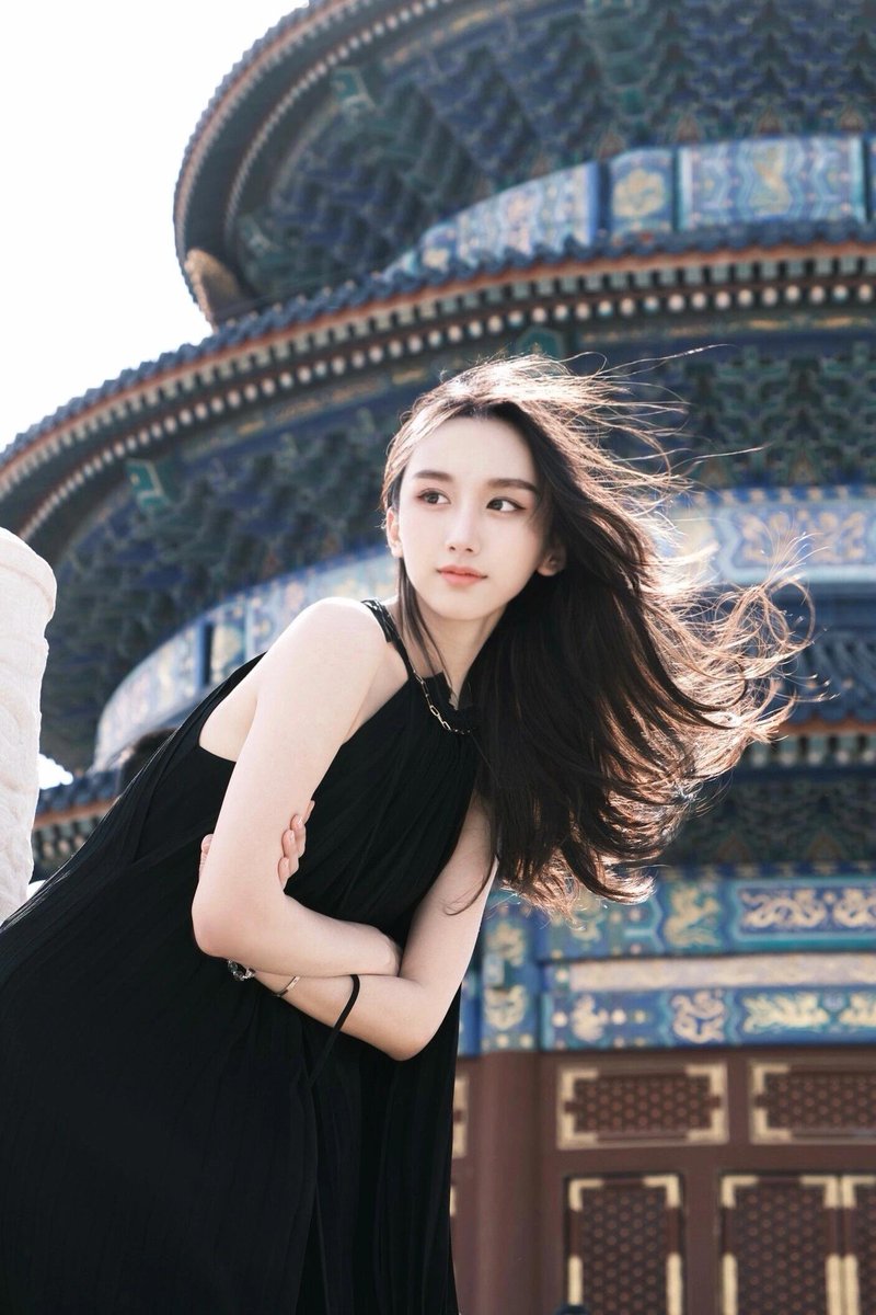 站在天坛之下，风在耳边轻语，似乎在讲述着往昔的故事。 https://t.co/Q213GosDlt