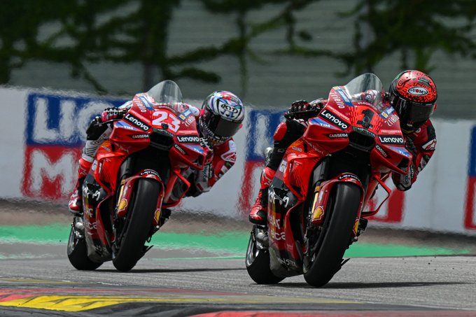 WalterVerst's tweet photo. #GermanGP #MotoGP #GPdeAlemania🇩🇪
Un nuevo triunfo para Francesco #Bagnaia 🇮🇹/Ducati 40:40.063
2⃣ Marc Marquez 🇪🇸/Ducati +3.804
3⃣ Alex Marquez 🇪🇸/Ducati +4.334
Los MÁRQUEZ hicieron historia. Los primeros hermanos que comparten podio en la categoría reina desde 1997. https://t.co/s1ezvrXyrF