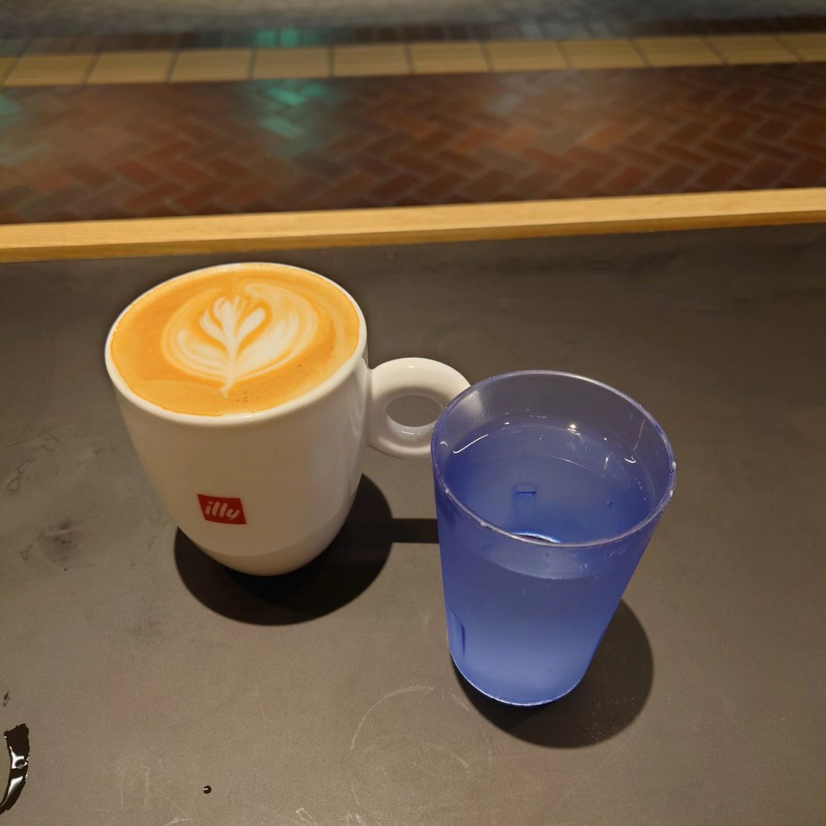 angora_onion's tweet photo. 今日で閉店のお店でカプチーノをいただきました。
ここのフォームドミルクはいつも絶品でした。
さよなら、またいつかどこかで会える日まで。
#livehappilly #coffee #coffeetime #エスプレッサメンテイリー福岡天神地下街店 #カプチーノ #コーヒー #コーヒータイム #コーヒーのある暮らし https://t.co/lR0vRsPWbQ