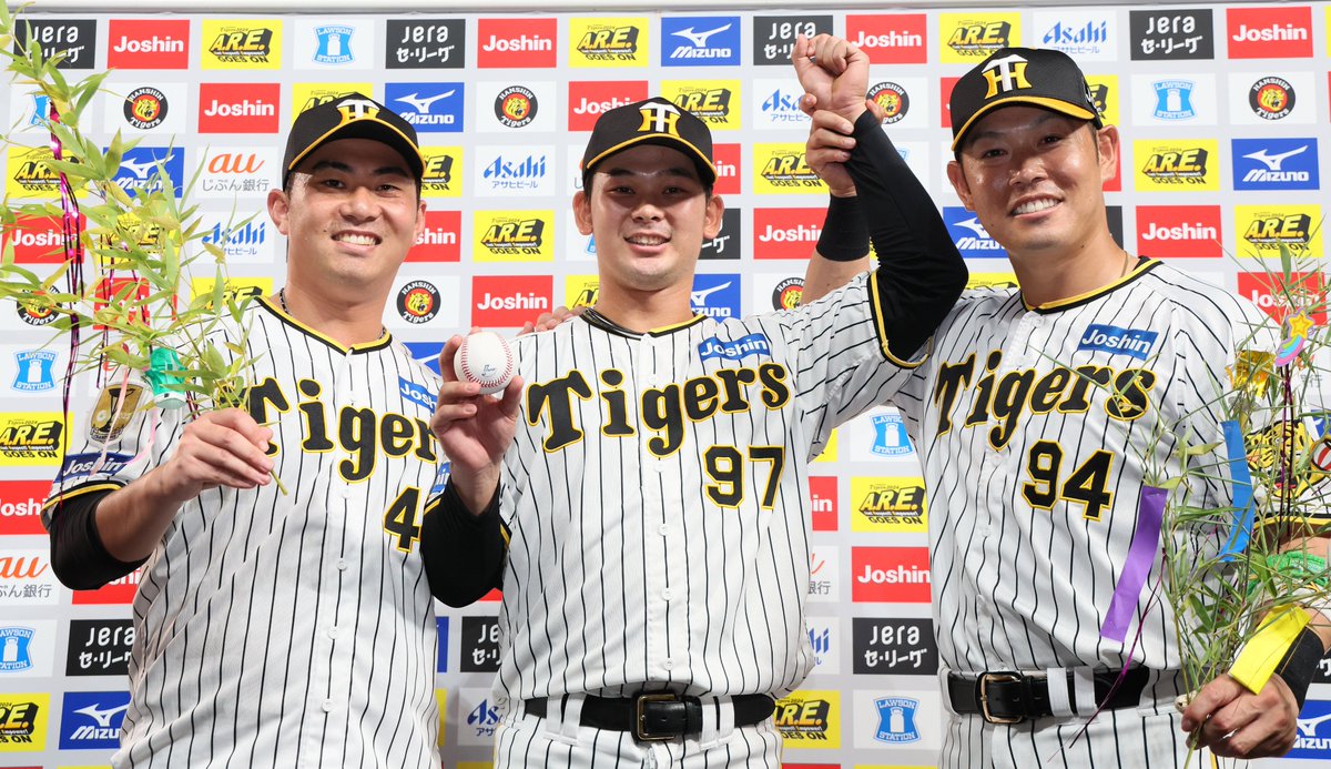 Sponichi_Tphoto's tweet photo. 本日のヒーローです！
#桐敷拓馬 選手
#野口恭佑 選手
#原口文仁 選手 https://t.co/91qMczFRpI