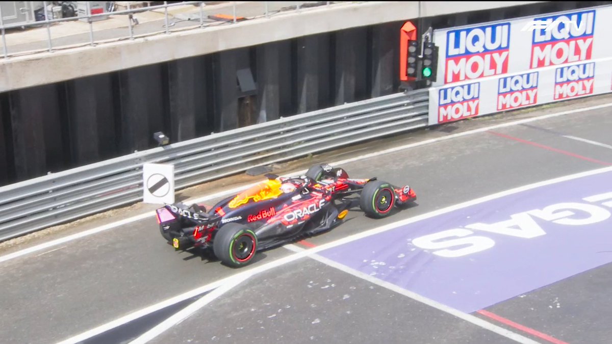 Secteur_F1's tweet image. 🟩 Pitlane ouverte : c'est parti pour les tours de reconnaissance !

Verstappen en piste avec des pneus intermédiaires.

#F1 #BritishGP 🇬🇧