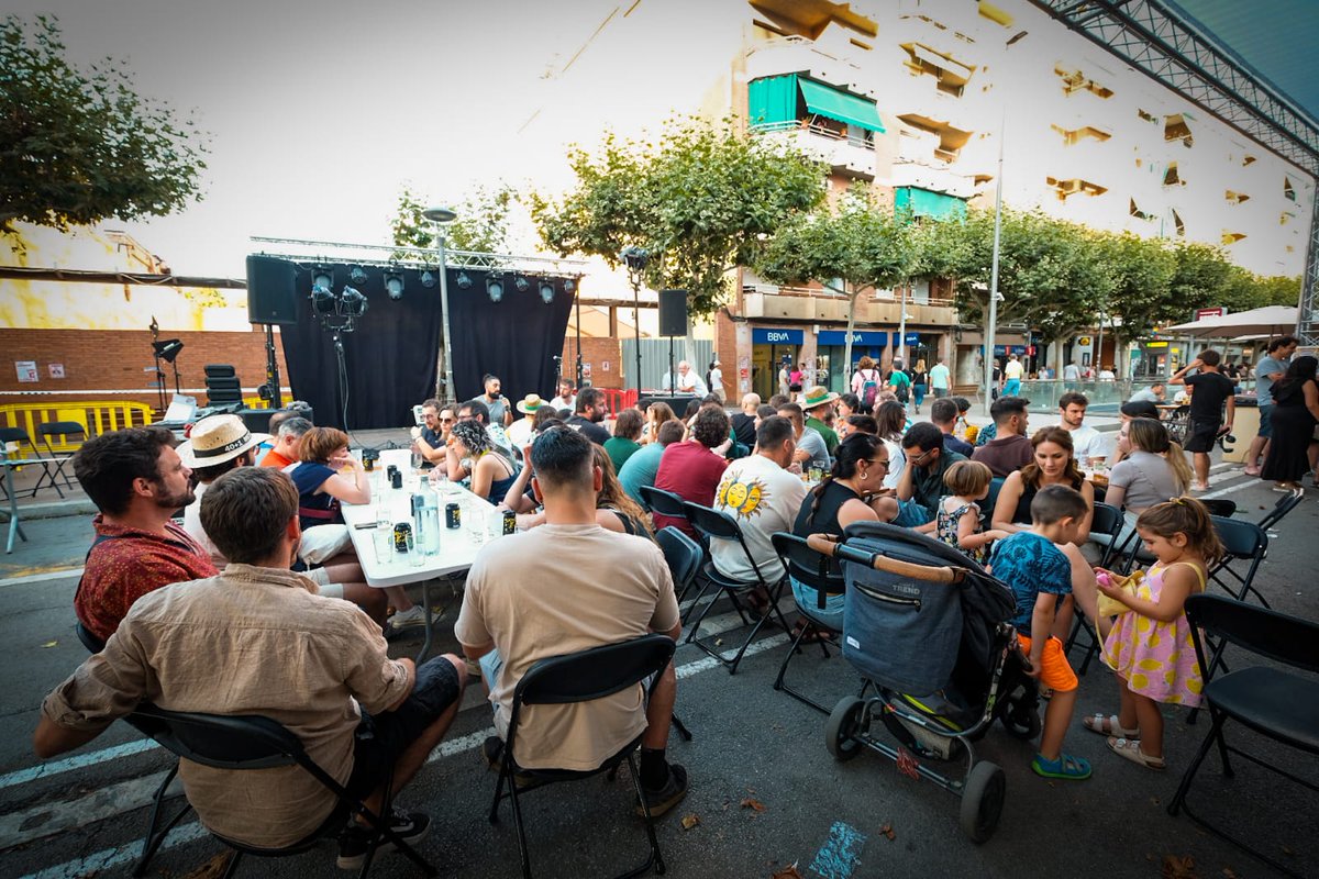 ajuntamentbdv's tweet photo. 🥳A Barberà gaudim intensament la nostra Festa Major!
👉Aquesta tarda hem tingut ballada de sardanes, cursa de cambrers i cambreres, castellers i castelleres, màgia... ah! I molta música. No ha faltat de res! 👏
📷Aquí teniu un tastet d’algunes imatges.
#FMBdV24 https://t.co/1JQbx5B1x6