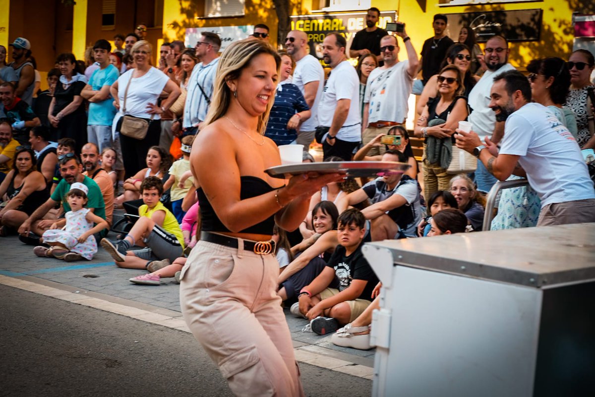 ajuntamentbdv's tweet photo. 🥳A Barberà gaudim intensament la nostra Festa Major!
👉Aquesta tarda hem tingut ballada de sardanes, cursa de cambrers i cambreres, castellers i castelleres, màgia... ah! I molta música. No ha faltat de res! 👏
📷Aquí teniu un tastet d’algunes imatges.
#FMBdV24 https://t.co/1JQbx5B1x6