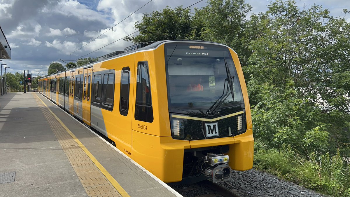 📸 Earlier today the new Metro train completed its first day time test run to South Shields 🙌🤩🚇