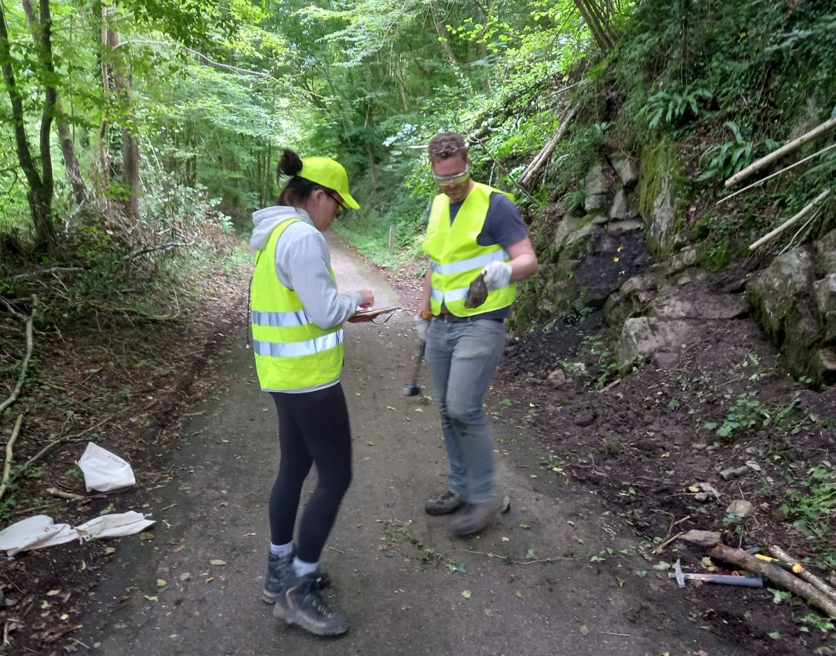 We are happy to end this week with a daytrip to the Ardennes! During the excursion, our team extracted tens of kilos of limestone in hope of recovering ancient fossil micrometeorites. Their abundance will provide important information on the past flux extraterrestrial "dust"!