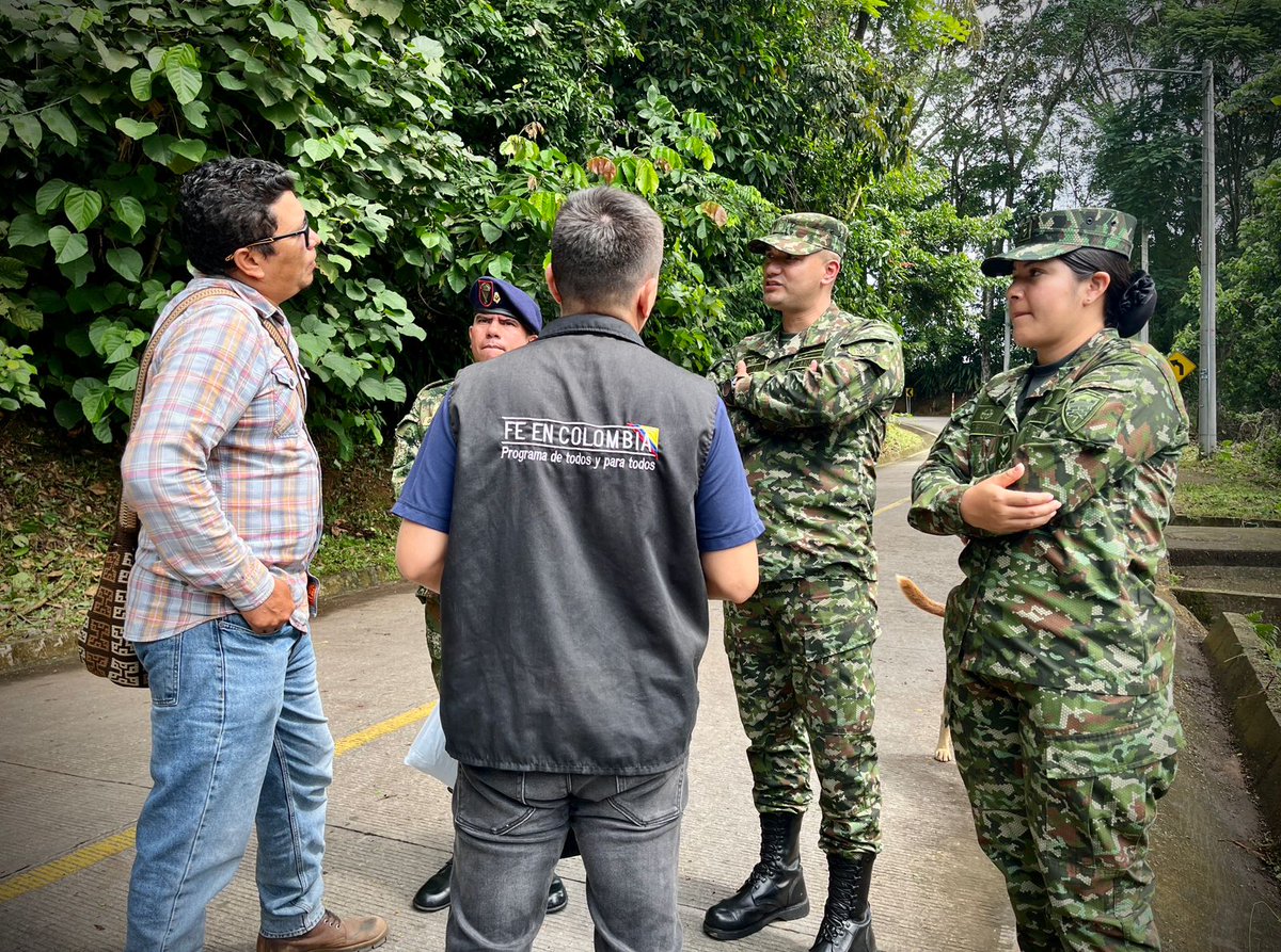 Ejercito_CAAID's tweet photo. Soldados de Acción Integral, @Ejercito_Div4, Administración Municipal y comunidad de Montecristo en Guamal, #Meta, llevan a cabo jornada de embellecimiento, una actividad que marca el inicio de un trabajo mancomunado en la #VeredaModelo, iniciativa que promueve el desarrollo. https://t.co/bLmfSafn90