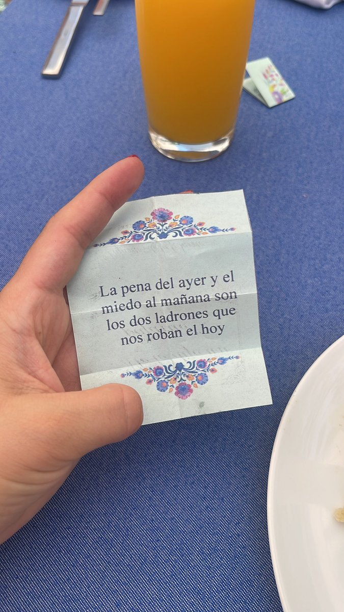 geraldinegar_'s tweet photo. yo viviendo con ansiedad y queriendo planear cada movimiento de mi futuro, el pajarito adivinador: 😳🤯🤯 https://t.co/hgwuO0JNys