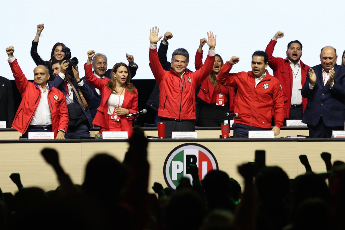 🧵 del caos que pasó hoy en la reelección de <a href="/alitomorenoc/">Alejandro Moreno</a> como presidente hasta 2032.