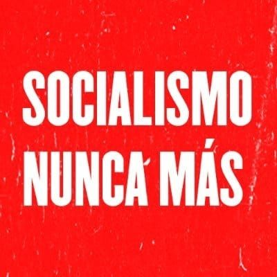 CubaOrtografia's tweet photo. Yo no soy cubano de manual ni de tutoriales de YouTube. Yo no viajé a Cuba una semana y me creí experto cubanólogo. Yo no abrí rapidito un libro de Marx y Engels mientras me tomaba un café en mi restaurante favorito a orillas del río Sena. Yo no fui a Cuba en una brigadita de solidaridad durante quince días y me llevaron a los lugares seleccionados con antelación para hablarme de las «bondades» del sistema. Yo no hablo de Cuba por un video que vi en TikTok o un documental de History Channel. Yo no «descubrí» a Cuba en una película idílica realizada por un cineasta que no sabe ni dónde queda La Habana. Yo no hice escala en Varadero dos horas en mi viaje hacia Europa. Yo no compré una revista que anunciaba «los placeres» del ron, la playa y una mulata, ni me «enamoré» de los autos americanos antiguos por una foto que me enseñó un amigo. Yo no supe la verdad del Che Guevara por un pulovito barato vendido en el sistema capitalista que él tantas veces dijo odiar. 

Yo mal nací, mal crecí y mal viví en una tierra condenada desde 1959 por un tipo que tú, socialista idiotizado, solo tuviste que ver, a tu elección, de pasada en un discurso, una portada de revista o una foto de eBay. Yo no tuve opción. La mugre heredada del rastrojo socialista fue mi primera muda de ropa y mi primer mal alimento. Ten un poco de respeto, lo mínimo, y deja de querer enseñarme a mí qué es el socialismo, el comunismo, el castrismo y la Involución cubana. Como mismo yo no hablo de Canadá, Australia o Bélgica, porque no conozco sus realidades, entonces cállate la boca y no quieras ser experto en algo que no conoces, que no has vivido, que no has sufrido, que no has padecido y que no te ha dolido. 

Vete con tu café, tu iPhone y tu iMac a defender el derecho de las ballenas tricolores de Tumbuctú, que no existen, pero no pretendas ni por un segundo más alabar, celebrar, venerar o admirar a Fidel Castro desde la lejanía que te salvó de sus discursos infernales, de sus mentiras patológicas y de sus promesas inservibles.

Si de verdad odias, con todas tus fuerzas, el capitalismo, el neoliberalismo y la derecha ultra-mega-requete fascista, sácate un pasaje pa' Cuba hoy mismo, que allí siempre se necesitarán mierdas de personas como tú para intentar cubrir el desastre provocado por 65 años de ineptitud y seguir echándole la culpa al «imperialismo».
