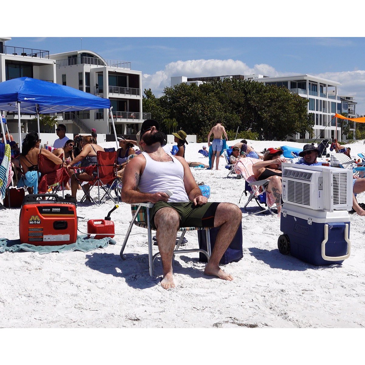 PISANITY's tweet photo. Coolest guy on the beach 🧊😎 https://t.co/to4vapr51c