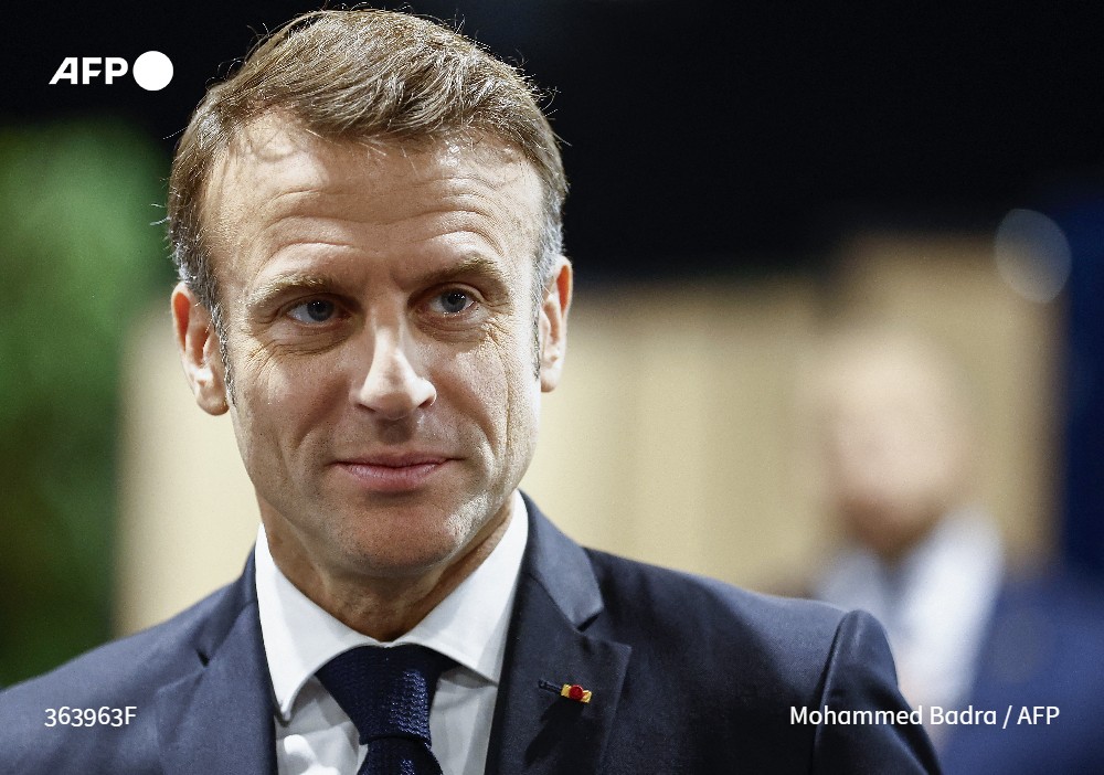 afpfr's tweet photo. #legislatives2024 Pas de prise de parole d'Emmanuel Macron ce soir, selon l'Elysée. 

Le chef de l'Etat attendra la "structuration" de la nouvelle Assemblée pour "prendre les décisions nécessaires" #AFP https://t.co/dXXLI8JQIw