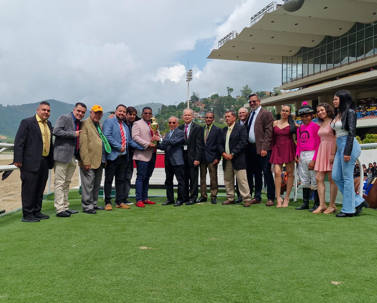 Fotos 📸| "Cimarrón" (6) triunfó en la Copa "Ángel Francisco Parra" 🏆, 3era. carrera de la reunión 26, con la monta del jinete profesional Jean Carlos Rodríguez y el entrenamiento de Eliécer Gómez. 

👉 En el segundo lugar llegó "Futuro" (1). 

#Hipismo