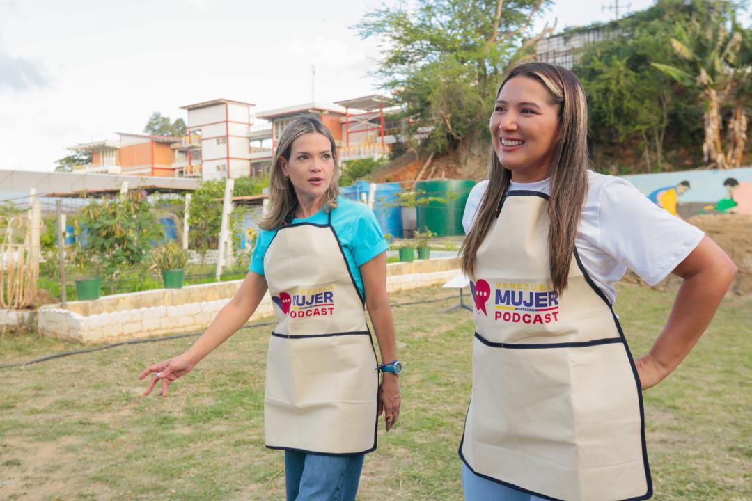 Jefa de la <a href="/mvenezuelamujer/">Gran Misión Venezuela Mujer</a> <a href="/DhelizAlvarez/">Dheliz Álvarez</a> en #VenezuelaMujerPodcast: “esas medidas coercitivas unilaterales brutales contra nuestro han afectado mucho más a la mujer y siempre vimos al Pdte. <a href="/NicolasMaduro/">Nicolás Maduro</a> y el pueblo abrazarse para no dejarse caer”
<a href="/jhoagaby/">Jhoanna G Carrillo M</a> 
@MinagrourbanaV