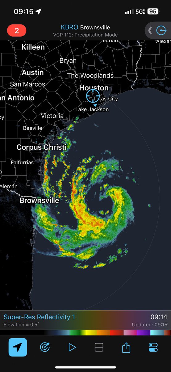 CosmicStatus's tweet image. There she is trying to wrap an eye #Beryl #tropics #txwx
