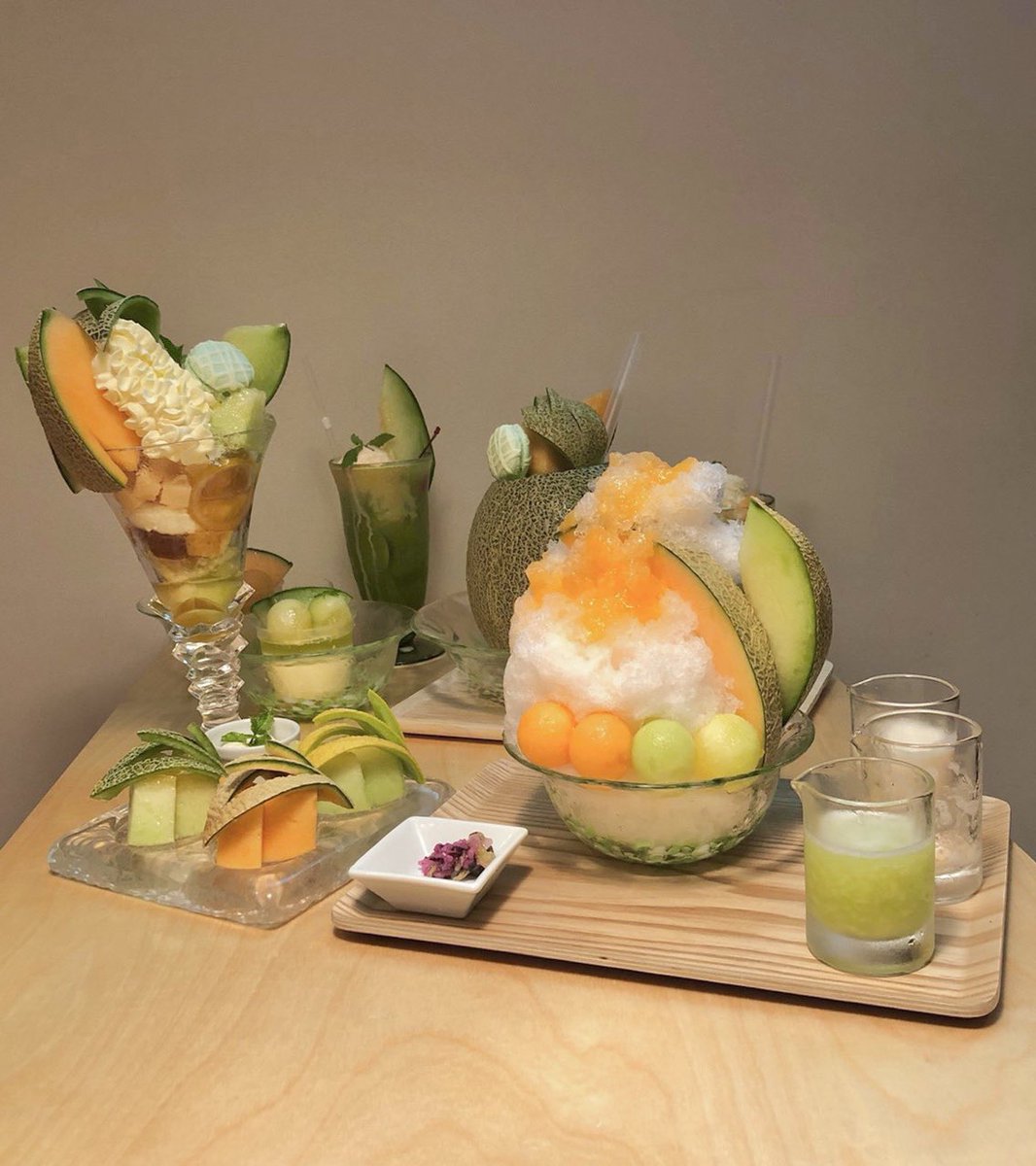 Narururu_v's tweet photo. (もう少し価格抑えてメロン食べたいなら神楽坂にあるメロンとロマンっていうメロンスイーツ専門店がオススメです、、メロンかき氷1800円でどでか生メロンにメロン果汁のシロップ3種類ついてきたので実質無料です、、) https://t.co/Xy9h2hz6aa