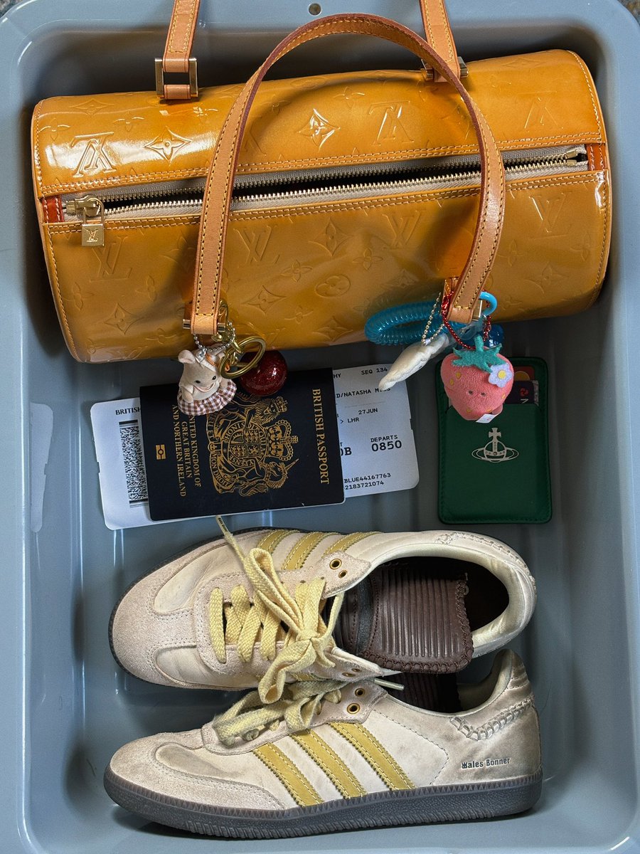 airport trays that i didn’t take at the airport