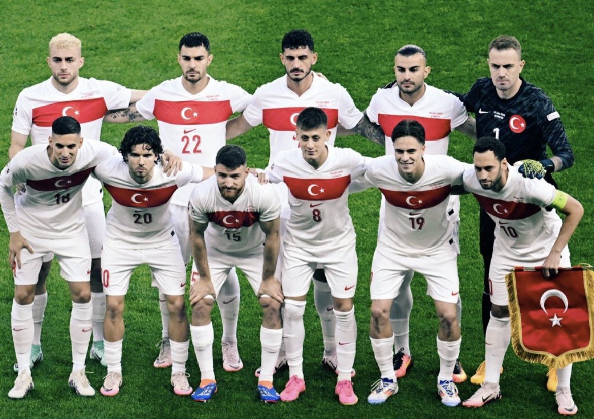 suleyman_inan's tweet photo. Centilmenlik ve sahiplenme. Bir maçı skor olarak kaybetsek de, gelinen noktada, gösterilen mücadele için gurur duymayı, takımı ayakta alkışlamayı ve sahiplenmeyi bildik. Aslında yeni bir şey daha kazandık. Kaybetmiş değiliz! Teşekkürler milli takım #BizimCocuklar https://t.co/WW4QC1Tp1C