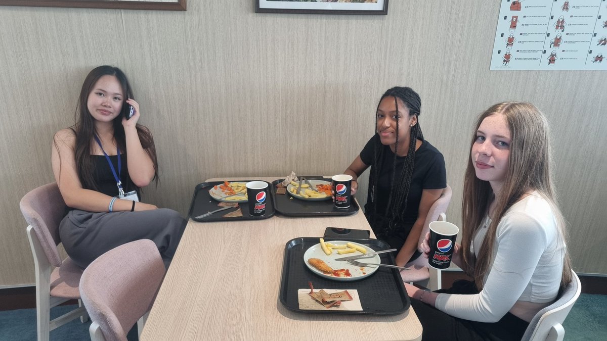 HistoryBarnwell's tweet photo. Well-fed students... nearing the port now @barnwellschool @BGeoging https://t.co/NS1CFBB1JQ