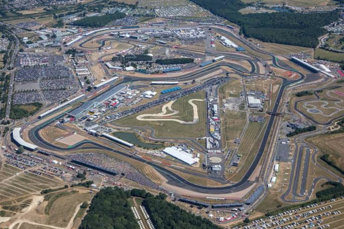 SportStation___'s tweet photo. As another Grand Prix hovers around the corner, it will be "LIGHTS OUT AND AWAY WE GO" at Silverstone this weekend. As we approach the infamous and beloved British Grand Prix, here are 5 iconic moments from the home of F1 in the UK. #BritishGP https://t.co/MdUVR0i2lk