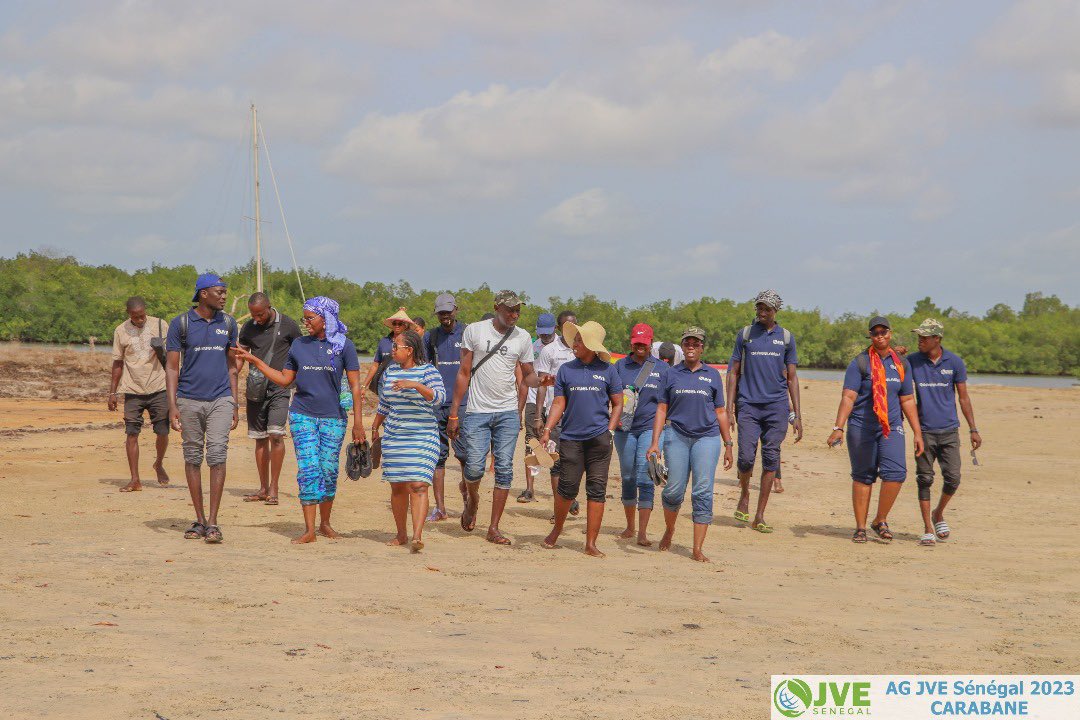Marame2Sy's tweet photo. Nous sommes les #Jeunes #Volontaires pour l’ #Environnement …

Notre devise👉 Qui s’#engage, 
s’#oblige !

Assemblée Générale #JVE🇸🇳 2023 

Visite des #îles de la #basse #casamance, #zone d’#intervention de @Jve_Senegal 

@SUCO_org @AMC_corporatif https://t.co/0kp1gmwFXP