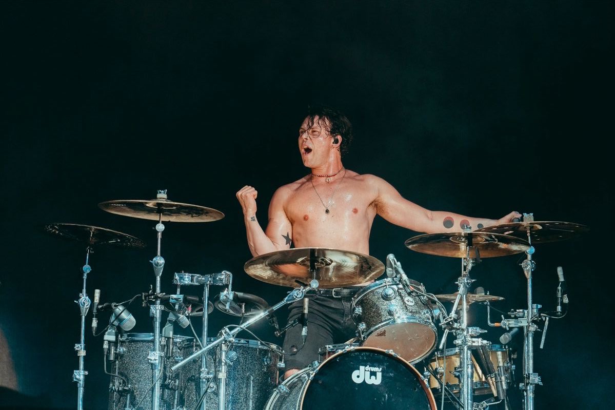 5SOST0URUPDATES's tweet photo. HAPPY 30TH TO OUR FAVORITE DRUMMER, @Ashton5SOS! ❤️🏹 https://t.co/7Mgz3SN40d